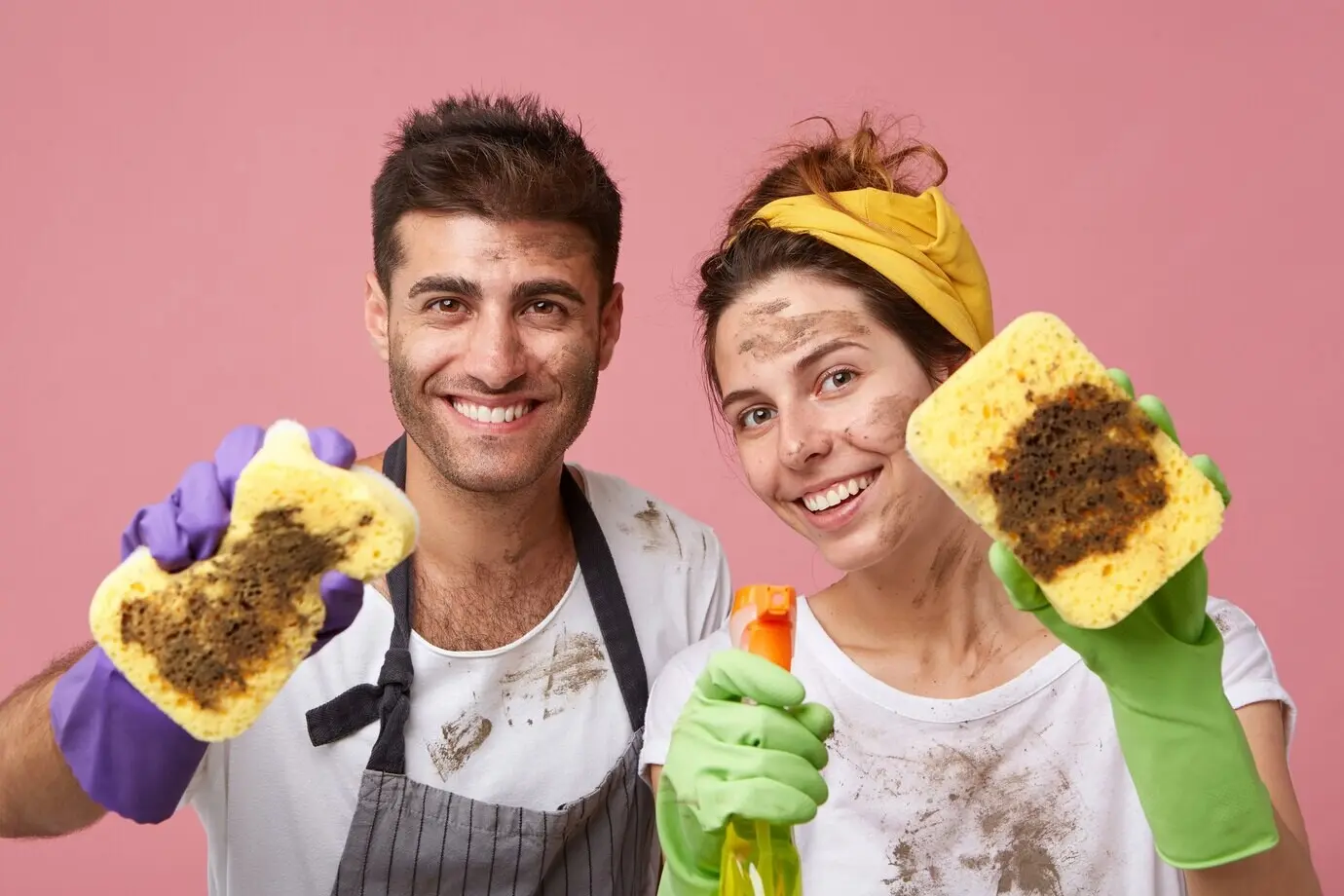 Ein Paar reinigt alles in seiner Wohnung.